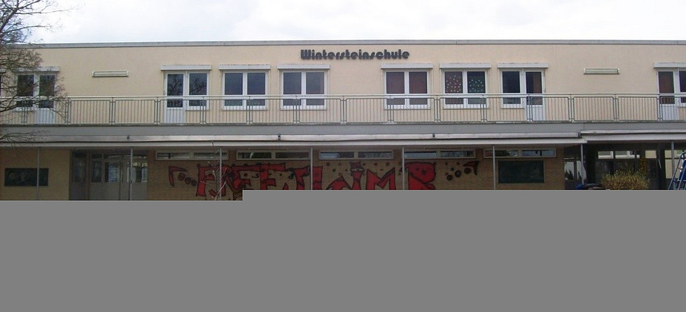 Schulhof und Schulgebäude der Wintersteinschule