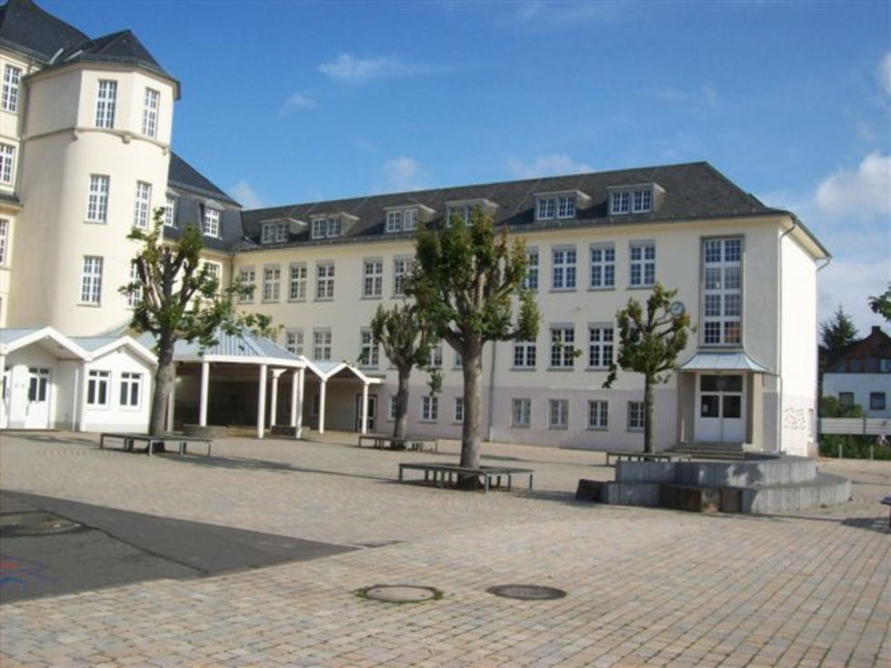 Schulhof und Schulgebäude