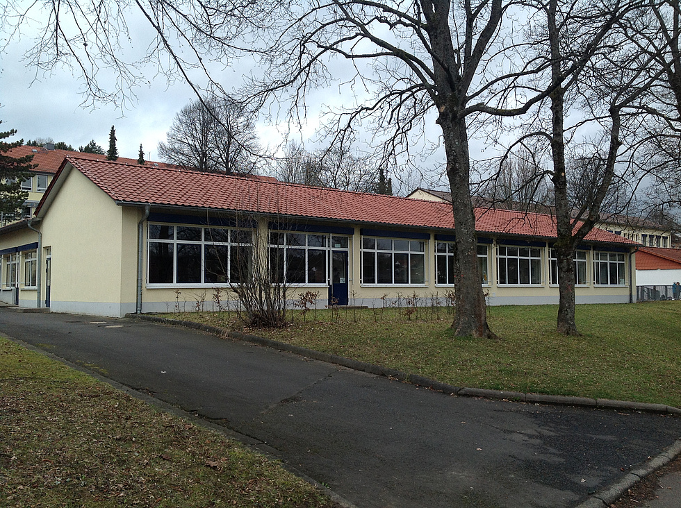 Blick auf das Schulgebäude der Erlenbachschule