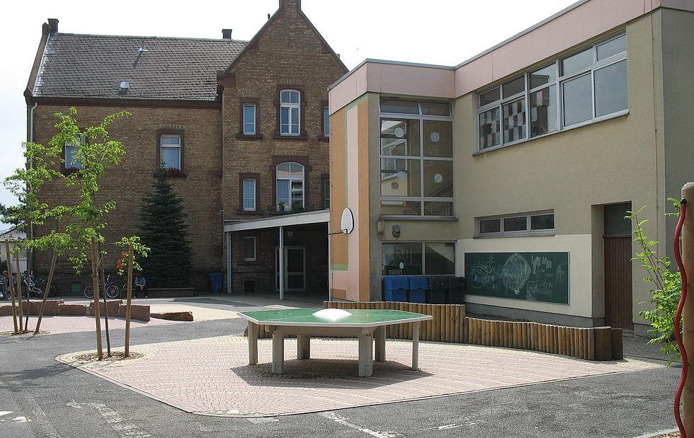 Schulhof und Gebäude der Grundschule am Römerbad