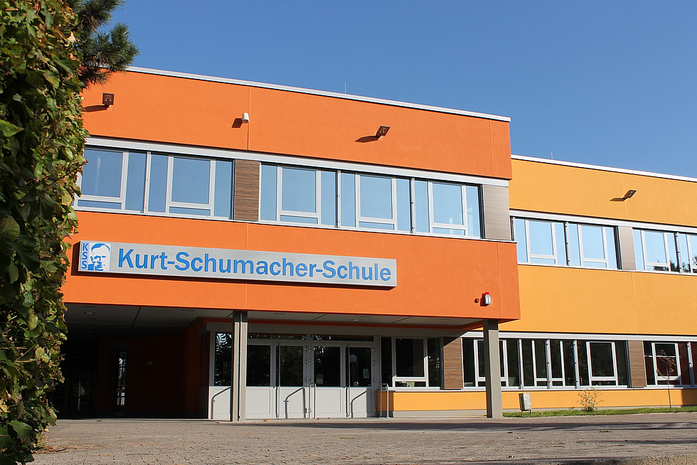Eingang mit Namensschild der Schule: Kurt-Schumacher-Schule
