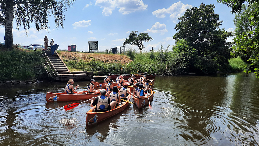 Jugendliche im Kanu auf einem Fluss